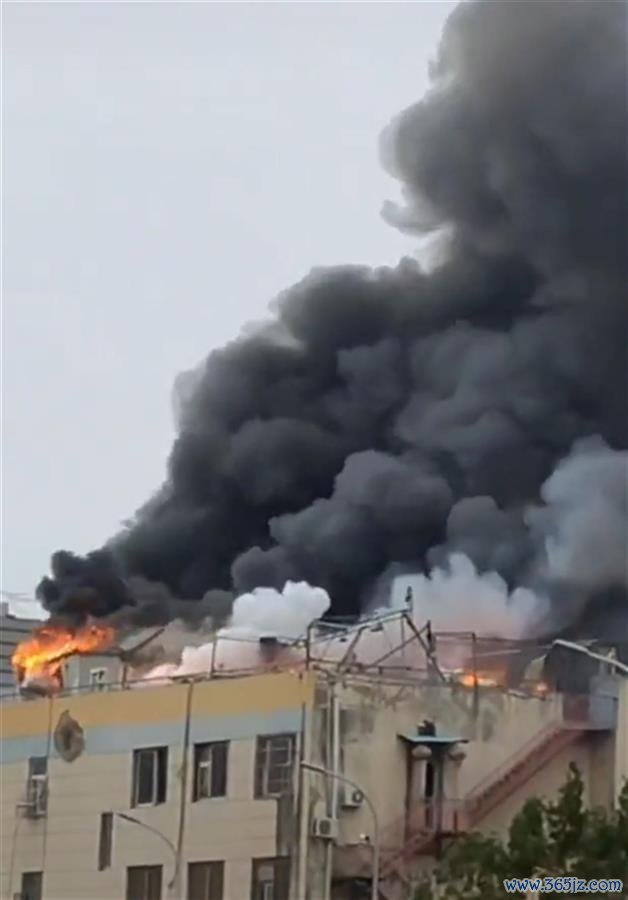 青岛一楼顶发火发生爆炸