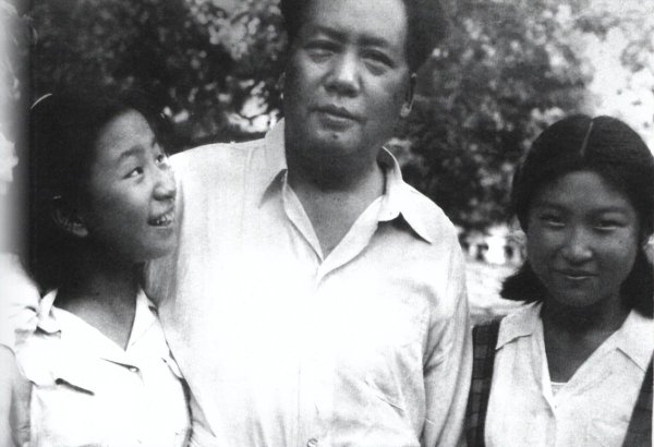 九游体育官网登录入口她顶着烈日带着孩子、保姆复返北京-九游体育app官网下载IOS/安卓全站最新版下载